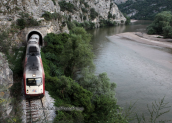 Το τρενο περναει μεσα απο τα στενα του Νεστου