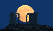 Ανατολη της πανσεληνου πισω απο το ναο του Ποσειδωνα στο Σουνιο