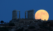 Ανατολη της πανσεληνου πισω απο το ναο του Ποσειδωνα στο Σουνιο