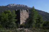Ο τετραγωνος αρχαιος πυργος στο ορος Πατερας