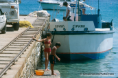 Στο λιμανακι της Μουτσουνας κατεληγε ο εναεριος που μετεφερε τη σμυριδα η οποια φορτωνοταν σε μαουνες(φωτο), Σμυριδα Σμιριγλι Ναξος Emery mines Naxos, Σμυριγλι Σμυριδα Emery Μουτσουνα Ναξος Moutsouna Naxos